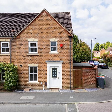 Villa 2 Tracy Avenue Slough Exterior foto